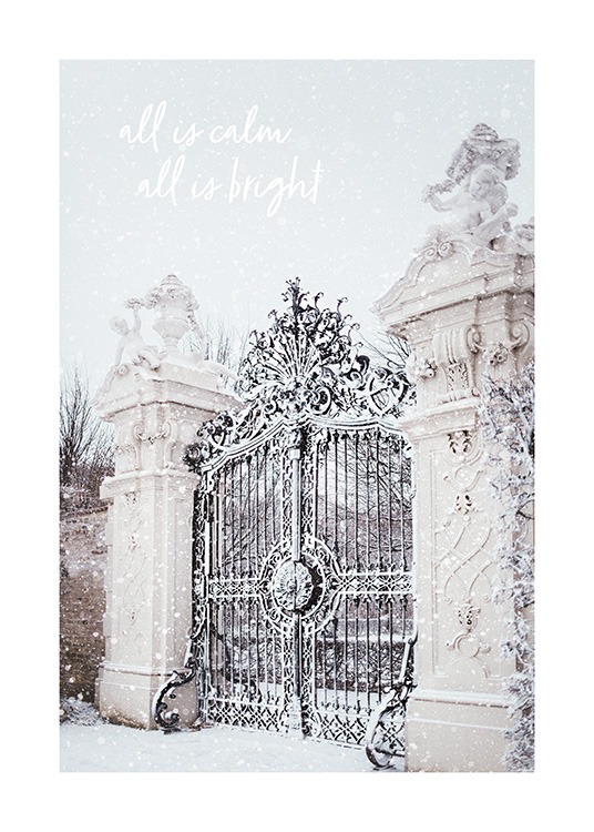  – Fotografie von Säulen und einem geschnitzten Tor, die mit Schnee bedeckt sind, darüber Text