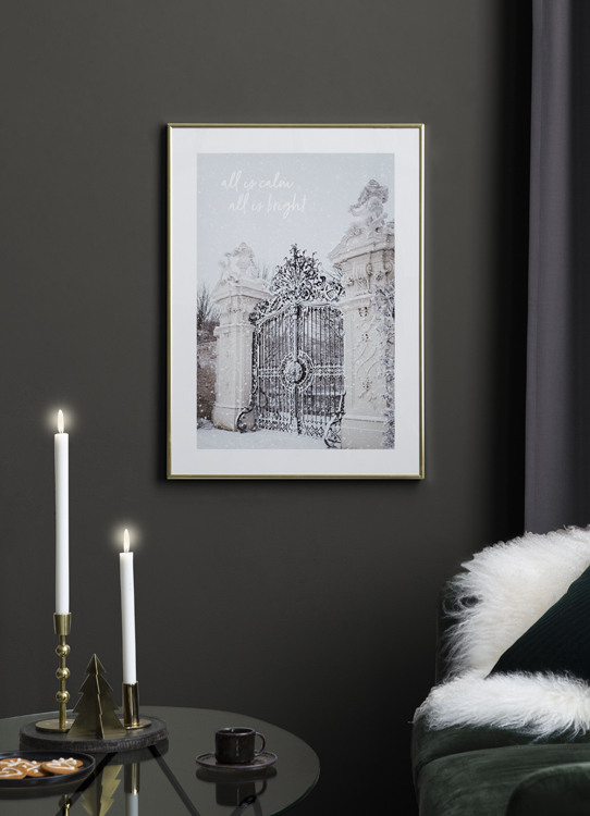  – Photographie de piliers et d’un portail sculptés couverts de neige, avec du texte en haut