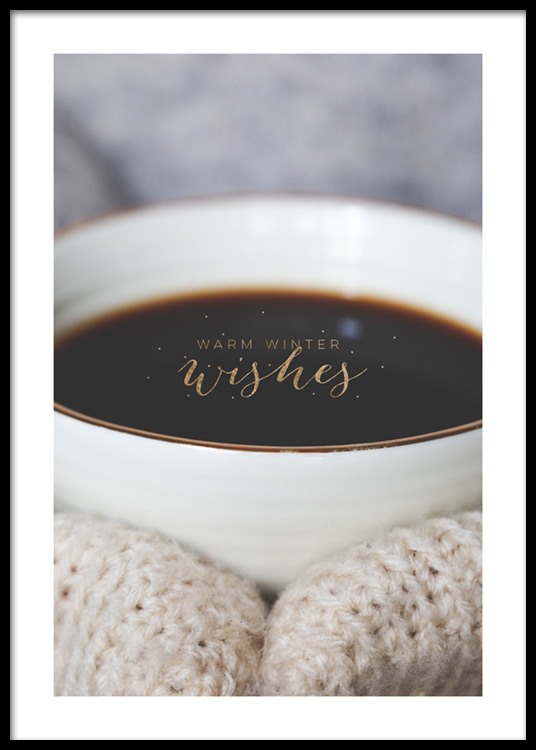  – Photographie d’une tasse de café avec du texte doré