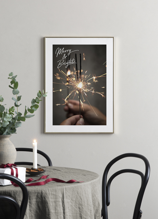  – Fotografia di mani che tengono bastoncini pirotecnici e testo scritto in bianco in alto