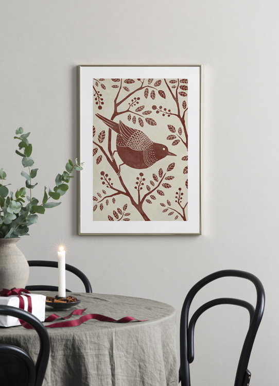  – Illustration eines Vogels, der auf einem Ast mit Blättern in Rot vor beigem Hintergrund sitzt