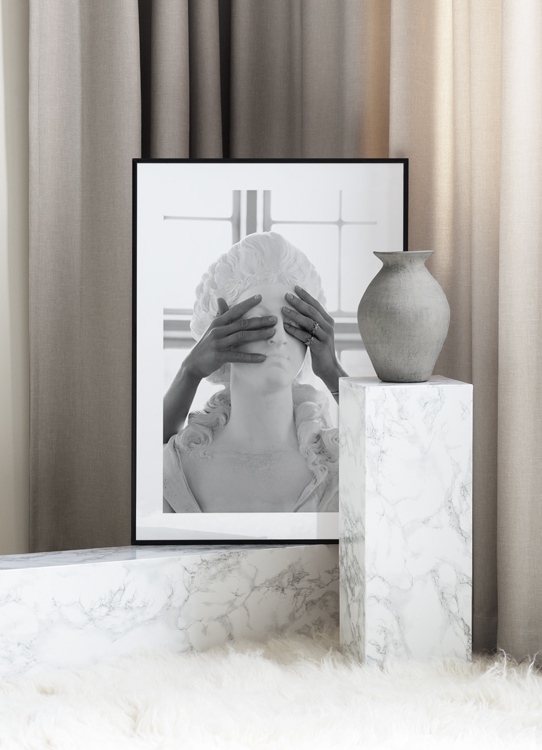  – Photographie en noir et blanc d’une statue en marbre dont une femme couvre les yeux avec ses mains