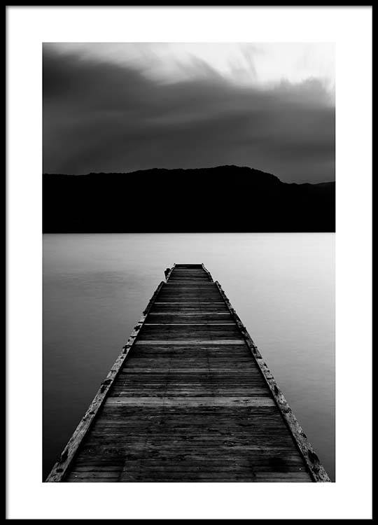 Wooden Pier Affiche / Noir et blanc chez Desenio AB (3305)