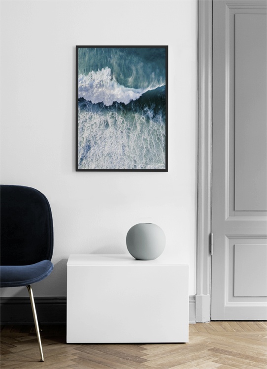 –Photo vue d’en haut d’un océan avec une grosse vague se dirigeant vers un surfeur