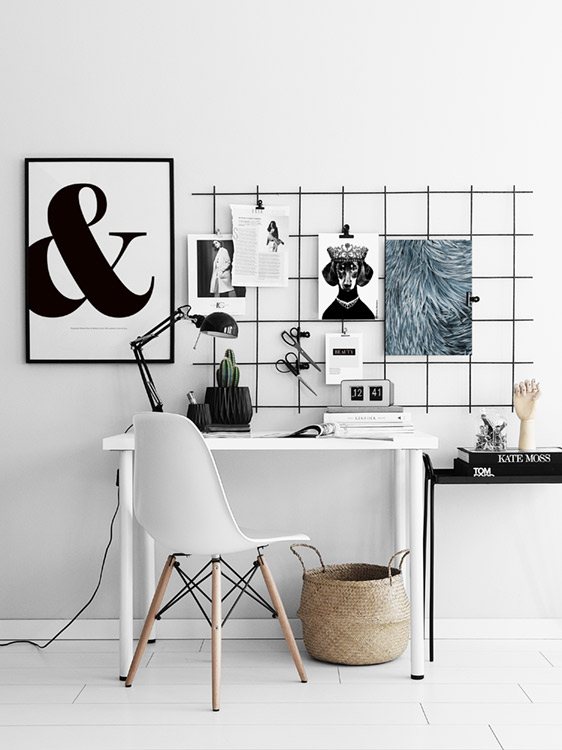  – Poster tipografico in bianco e nero con una grande “e” commerciale e testo sottostante