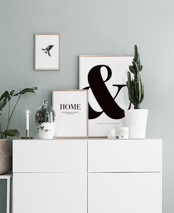  – Poster tipografico in bianco e nero con una grande “e” commerciale e testo sottostante