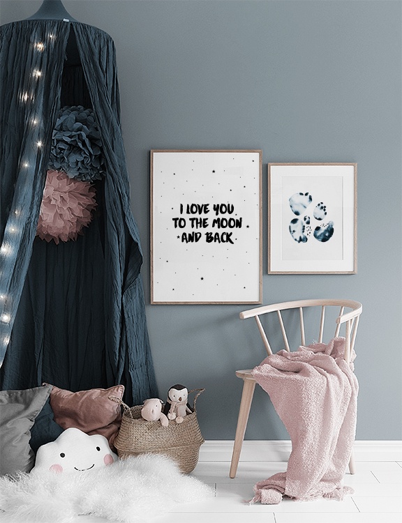 Moon And Back Poster / Quadri per  bambini presso Desenio AB (7786)