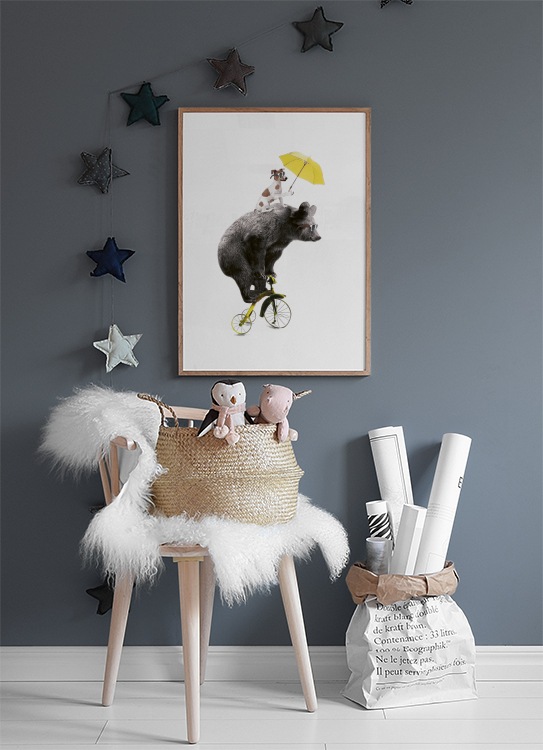 Bear On Yellow Bike Poster / Quadri per  bambini presso Desenio AB (7830)