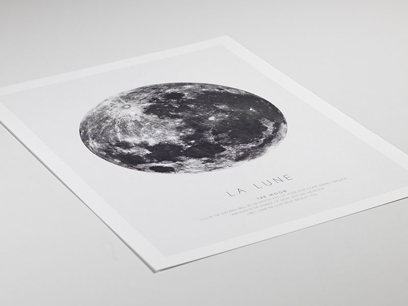  – Poster grafico in bianco e nero con la luna in bianco e nero e testo sottostante