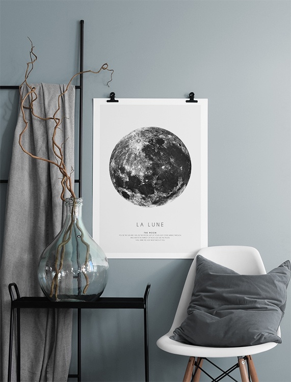  – Poster grafico in bianco e nero con la luna in bianco e nero e testo sottostante