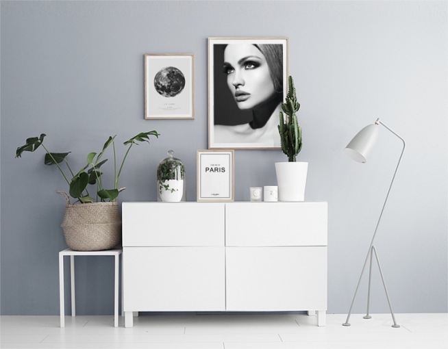  – Poster grafico in bianco e nero con la luna in bianco e nero e testo sottostante