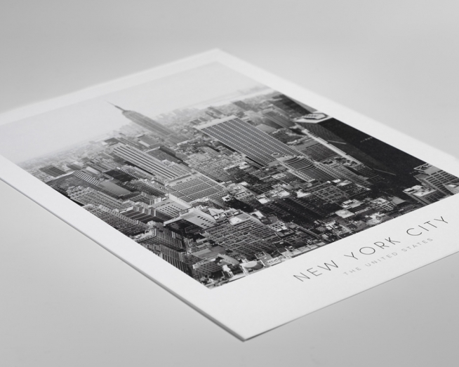  – Photographie en noir et blanc de bâtiments dans le centre de New York avec du texte dessous