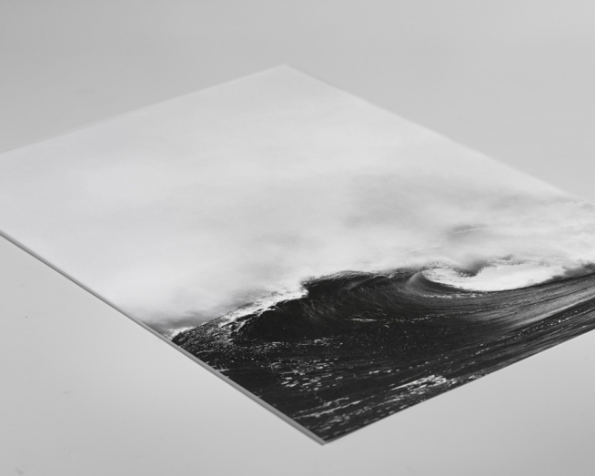 – Fotografia in bianco e nero di una grande onda nell’oceano