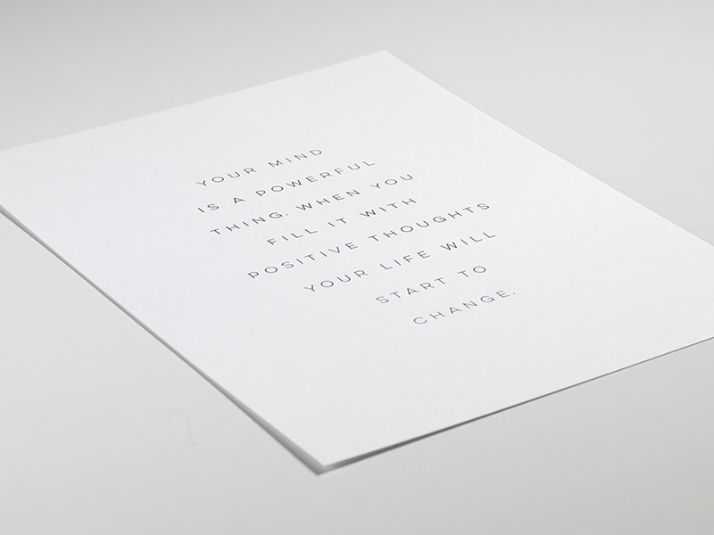  – Poster in bianco e nero con un testo che invita a riempire la mente di pensieri positivi