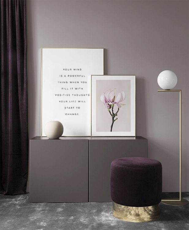  – Schwarz-weiß-Zitatebild mit einem Text, der uns daran erinnert, dass wir positiv denken sollen