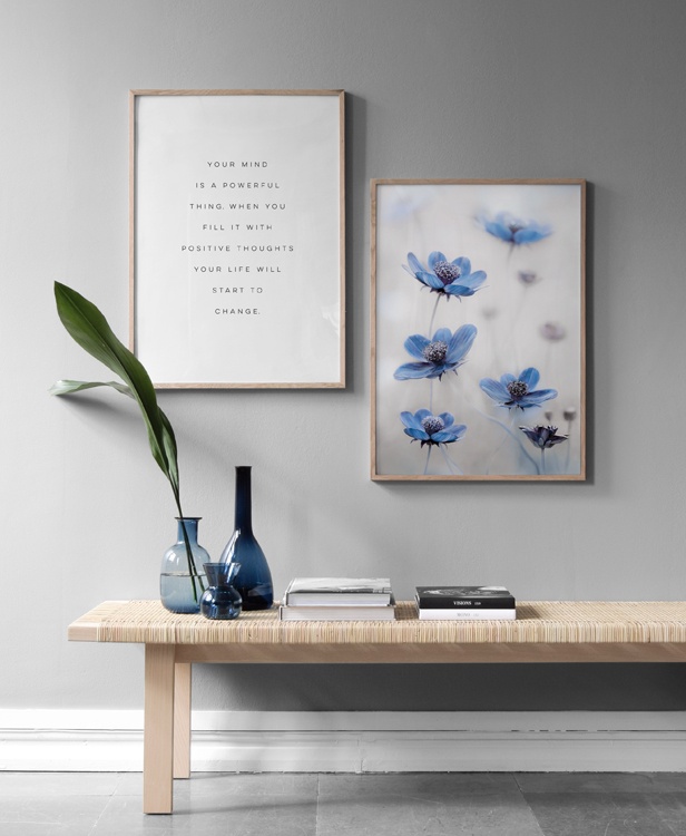  – Poster in bianco e nero con un testo che invita a riempire la mente di pensieri positivi