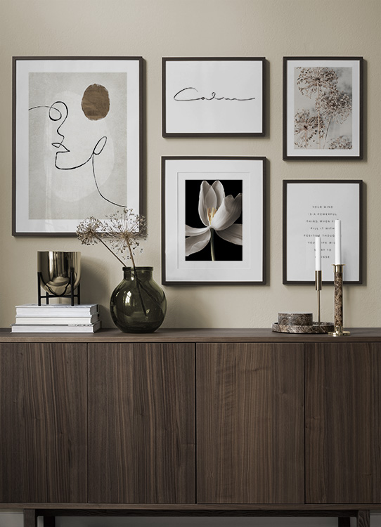  – Poster in bianco e nero con un testo che invita a riempire la mente di pensieri positivi