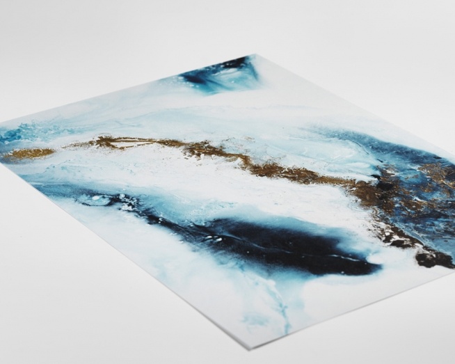  – Peinture à l’huile abstraite en blanc et bleu avec une volute dorée au milieu