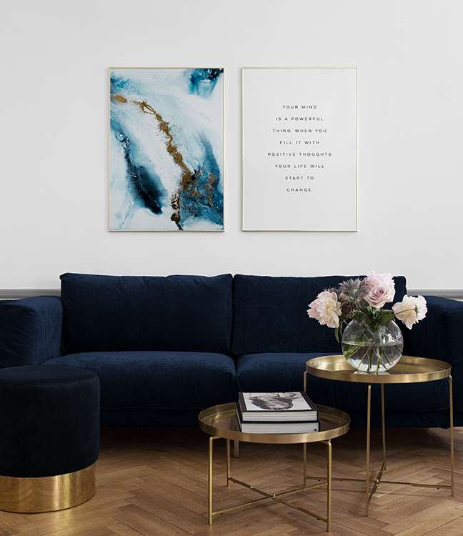  – Peinture à l’huile abstraite en blanc et bleu avec une volute dorée au milieu