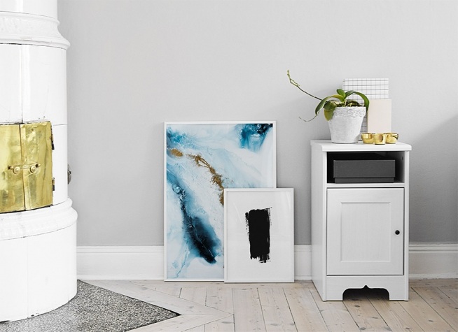  – Peinture à l’huile abstraite en blanc et bleu avec une volute dorée au milieu