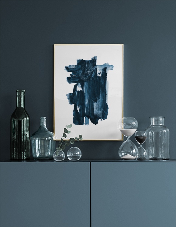  – Dipinto con una forma astratta blu su sfondo bianco