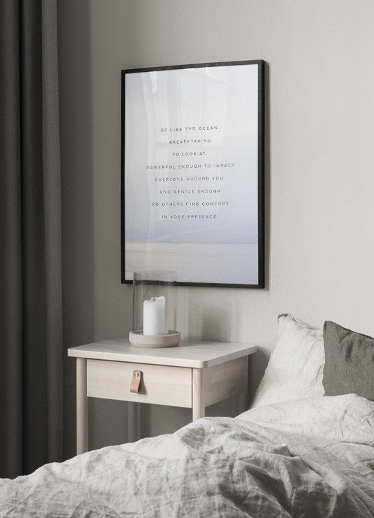  - Stampa con la fotografia di un oceano immobile e testo che invita a vivere traendo ispirazione dall'oceano