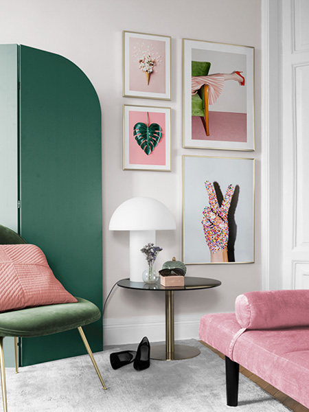 Quattro posters con fotografie sulla parete. Posters con foto di Desenio